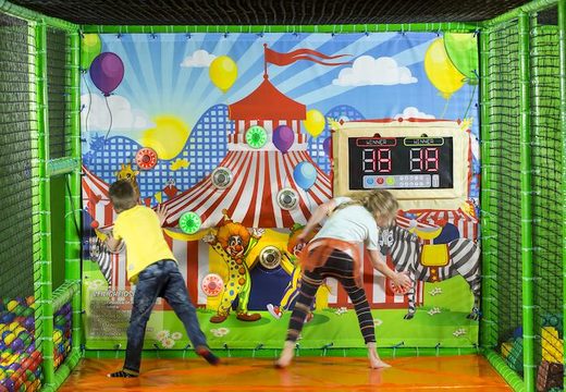 Parede interativa com espaço temático circense em frente a um playground à venda no Jb