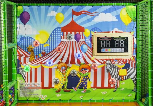 Encomende uma parede interativa com holofotes em tema circense para um playground no Jb