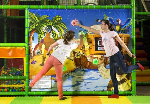Muro com spots interativos à venda em playground com tema pirata para crianças