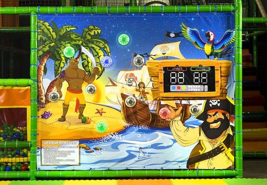 Encomende uma parede com pontos interativos para um playground com tema pirata para crianças