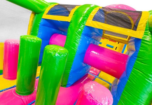 Pista de obstáculo inflável en Cores Alegres para crianças. Ordene pistas de obstáculos infláveis ​​agora online em JB Insuflaveis Portugal