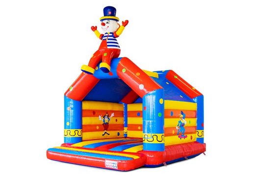 Tema vermelho, azul, amarelo e circo com castelo inflável de palhaço
