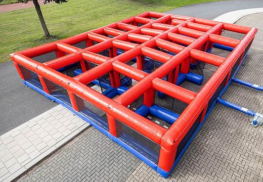 Grande labirinto móvel em vermelho e azul