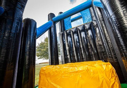 Obstáculos no castelo inflável da JB Inflatables