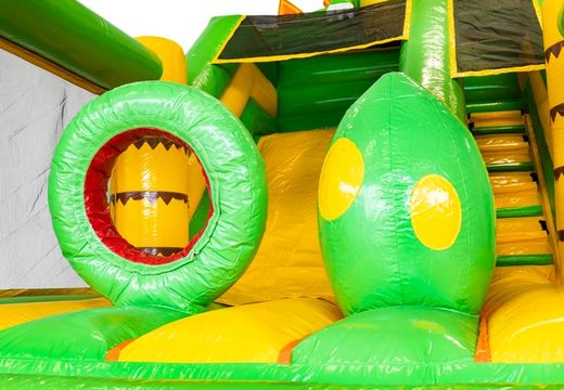 Obstáculos no castelo inflável da JB Inflatables
