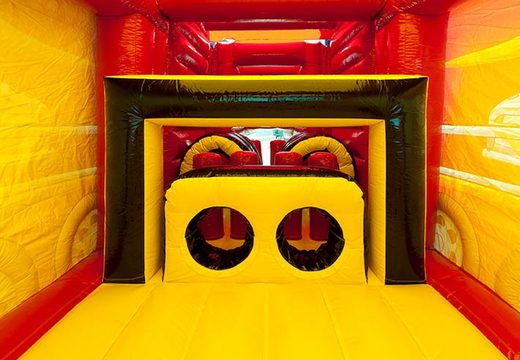 Obstáculos no castelo inflável com cor vermelha e amarela