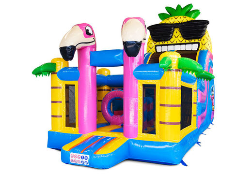 Castelo insuflável de cor alegre com obstáculos e escorrega para diversão das crianças