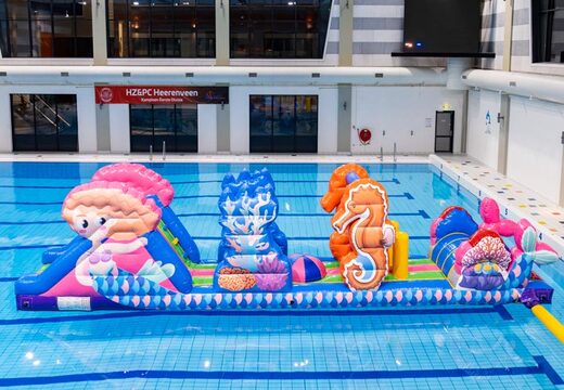 Pista de obstáculos aquáticos inflável para piscina com tema de sereia