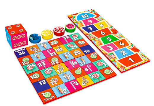 Conjunto de jogos colorido na frente do Softplay no tema de doces