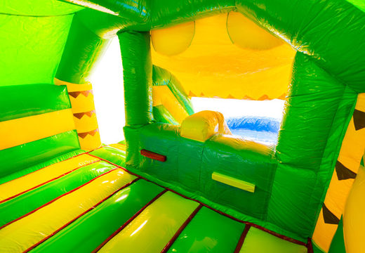 Dentro do insuflável Double Slide Combo, amarelo e verde