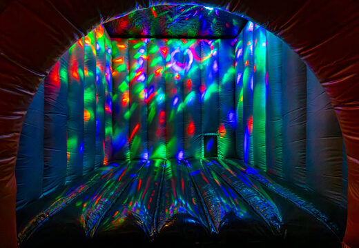 Interior castelo insuflável disco escuro com luzes de discoteca e música disponível para compra online