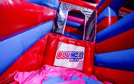 Parque inflável de saltos Bounce Valley Eindhoven em rosa e azul disponível online na JB